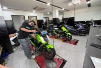 Banyak orang berpikir motor listrik “bebas perawatan” karena tidak perlu ganti oli mesin seperti motor bensin. Padahal,
