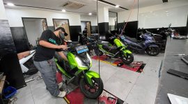 Banyak orang berpikir motor listrik “bebas perawatan” karena tidak perlu ganti oli mesin seperti motor bensin. Padahal,