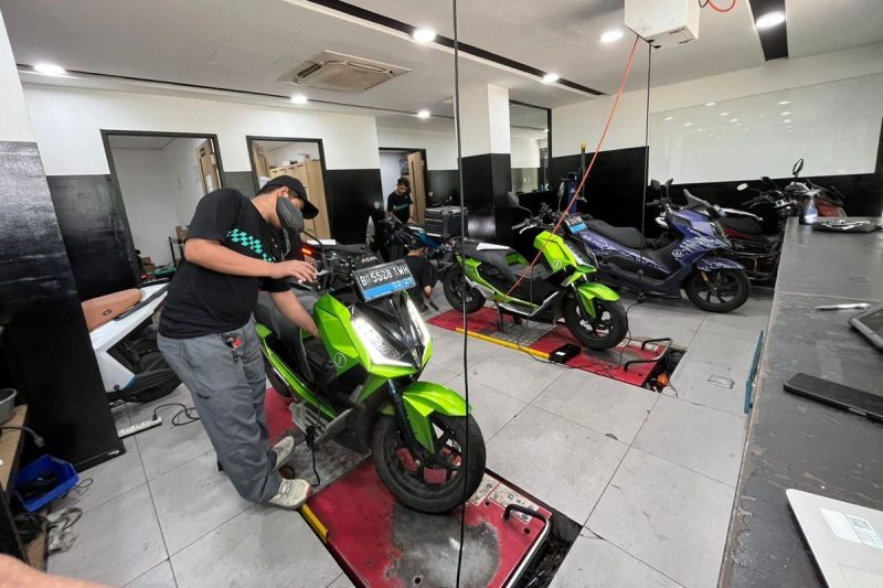 Banyak orang berpikir motor listrik “bebas perawatan” karena tidak perlu ganti oli mesin seperti motor bensin. Padahal,