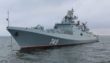 Selat Inggris kembali memanas setelah sebuah kapal perang Rusia menembakkan tembakan peringatan ke arah kapal layar (yacht) berbendera Inggris pada Selasa (16 Juni 2026).