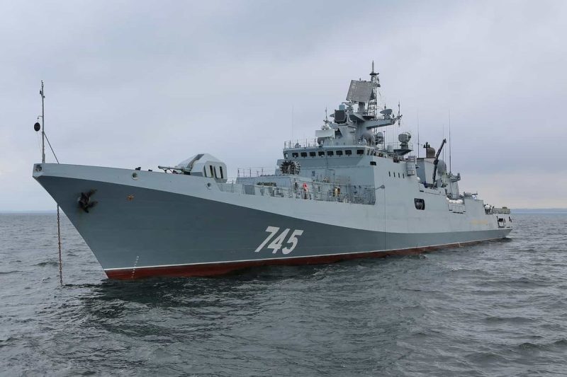 Selat Inggris kembali memanas setelah sebuah kapal perang Rusia menembakkan tembakan peringatan ke arah kapal layar (yacht) berbendera Inggris pada Selasa (16 Juni 2026).