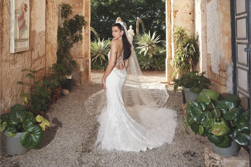 Penyanyi global Dua Lipa kembali menjadi sorotan dunia setelah merilis foto pernikahannya dengan aktor Inggris Callum Turner.