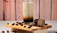 Bagi pecinta kopi, pemilihan pemanis sangat memengaruhi cita rasa minuman. Tiga jenis gula tradisional yang sering dibandingkan adalah gula kelapa,