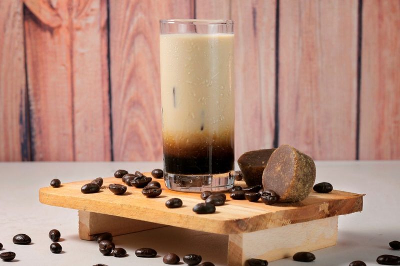 Bagi pecinta kopi, pemilihan pemanis sangat memengaruhi cita rasa minuman. Tiga jenis gula tradisional yang sering dibandingkan adalah gula kelapa,