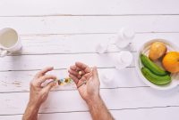 Banyak orang mengonsumsi suplemen setiap hari, tetapi sering kali tidak memperhatikan waktu yang tepat.