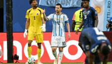 Timnas Argentina berhasil melaju ke babak 16 besar setelah mengalahkan Cape Verde dengan skor 3-2 dalam pertandingan dramatis yang harus ditentukan lewat extra time.