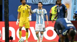 Timnas Argentina berhasil melaju ke babak 16 besar setelah mengalahkan Cape Verde dengan skor 3-2 dalam pertandingan dramatis yang harus ditentukan lewat extra time.