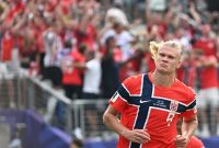 Timnas Norwegia berhasil mencetak kejutan besar dengan mengalahkan Brasil dengan skor 2-1 dalam pertandingan uji coba yang berlangsung sengit.