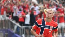 Timnas Norwegia berhasil mencetak kejutan besar dengan mengalahkan Brasil dengan skor 2-1 dalam pertandingan uji coba yang berlangsung sengit.