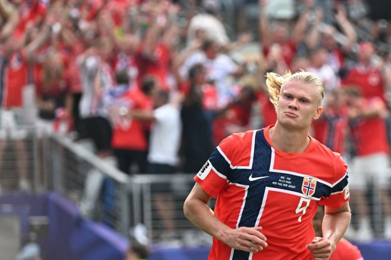 Timnas Norwegia berhasil mencetak kejutan besar dengan mengalahkan Brasil dengan skor 2-1 dalam pertandingan uji coba yang berlangsung sengit.