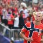 Timnas Norwegia berhasil mencetak kejutan besar dengan mengalahkan Brasil dengan skor 2-1 dalam pertandingan uji coba yang berlangsung sengit.