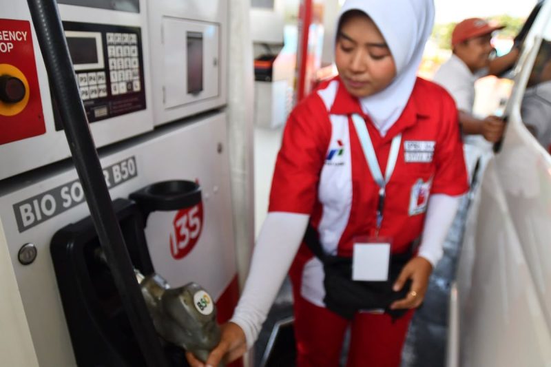 Pemerintah Indonesia melalui Kementerian Energi dan Sumber Daya Mineral (ESDM) serta Pertamina menetapkan target ambisius untuk memperluas penggunaan bahan bakar ramah lingkungan.