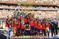 Insiden kontroversial terjadi usai pertandingan Final Piala Dunia 2026. Skuad Argentina yang kalah dari Spanyol dilaporkan membelakangi upacara penghargaan dan pesta juara lawan mereka.