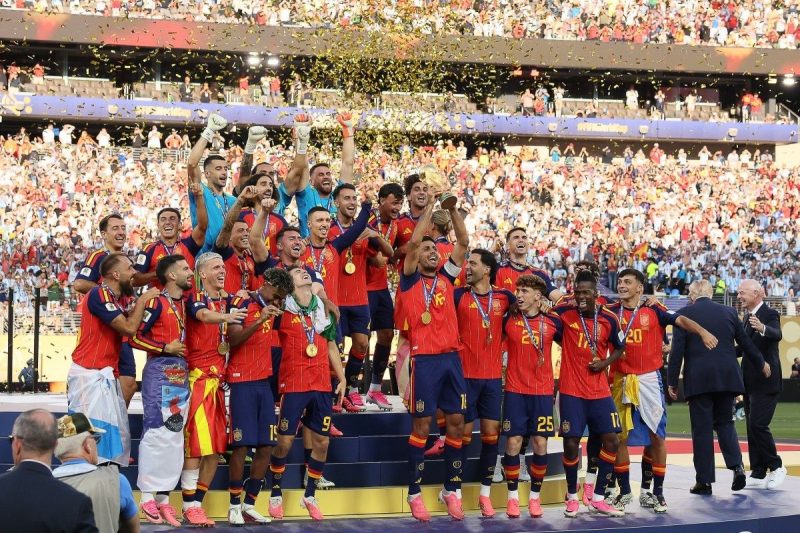 Insiden kontroversial terjadi usai pertandingan Final Piala Dunia 2026. Skuad Argentina yang kalah dari Spanyol dilaporkan membelakangi upacara penghargaan dan pesta juara lawan mereka.