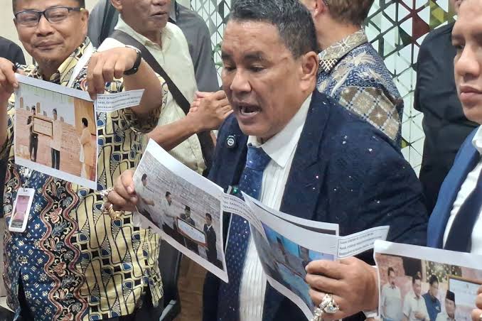 Pengacara kondang Hotman Paris Hutapea angkat bicara soal kasus yang menimpa Febrie Adriansyah,