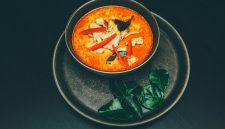 Bagi banyak orang, makanan pedas adalah sumber kepuasan tersendiri. Sensasi panas di lidah sering kali membuat hidangan terasa lebih hidup.