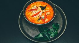 Bagi banyak orang, makanan pedas adalah sumber kepuasan tersendiri. Sensasi panas di lidah sering kali membuat hidangan terasa lebih hidup.