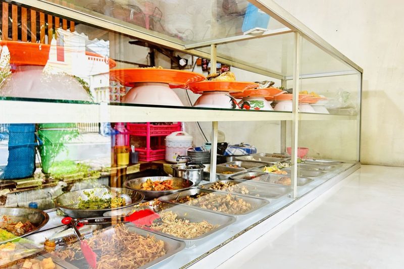 Warteg atau Warung Tegal sudah lama menjadi bagian tak terpisahkan dari kehidupan sehari-hari masyarakat kota.