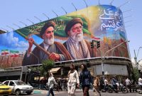 Pemerintah Iran sedang mempertimbangkan langkah berisiko dengan menyesuaikan harga bahan bakar minyak (BBM) di tengah tekanan ekonomi yang semakin berat.