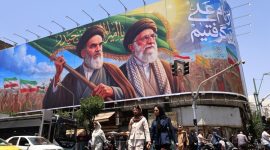 Pemerintah Iran sedang mempertimbangkan langkah berisiko dengan menyesuaikan harga bahan bakar minyak (BBM) di tengah tekanan ekonomi yang semakin berat.