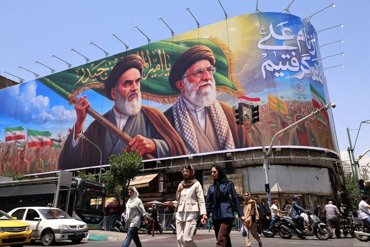 Pemerintah Iran sedang mempertimbangkan langkah berisiko dengan menyesuaikan harga bahan bakar minyak (BBM) di tengah tekanan ekonomi yang semakin berat.