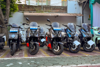 Pemerintah dan lembaga pembiayaan terus mendorong pembelian motor listrik dengan skema kredit yang semakin menarik—mulai dari DP rendah atau bahkan 0 persen,