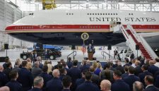 Presiden Amerika Serikat Donald Trump dikonfirmasi secara diam-diam berpindah pesawat saat meninggalkan Turki pada 8 Juli 2026,