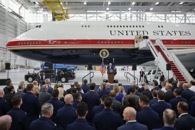 Presiden Amerika Serikat Donald Trump dikonfirmasi secara diam-diam berpindah pesawat saat meninggalkan Turki pada 8 Juli 2026,