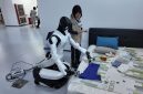 Robot humanoid asal China terus mendekati kemampuan manusia. Setelah mahir berjalan, berbicara, dan mengenali objek lewat kamera,