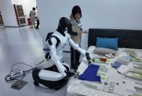 Robot humanoid asal China terus mendekati kemampuan manusia. Setelah mahir berjalan, berbicara, dan mengenali objek lewat kamera,