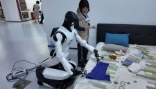 Robot humanoid asal China terus mendekati kemampuan manusia. Setelah mahir berjalan, berbicara, dan mengenali objek lewat kamera,