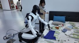 Robot humanoid asal China terus mendekati kemampuan manusia. Setelah mahir berjalan, berbicara, dan mengenali objek lewat kamera,