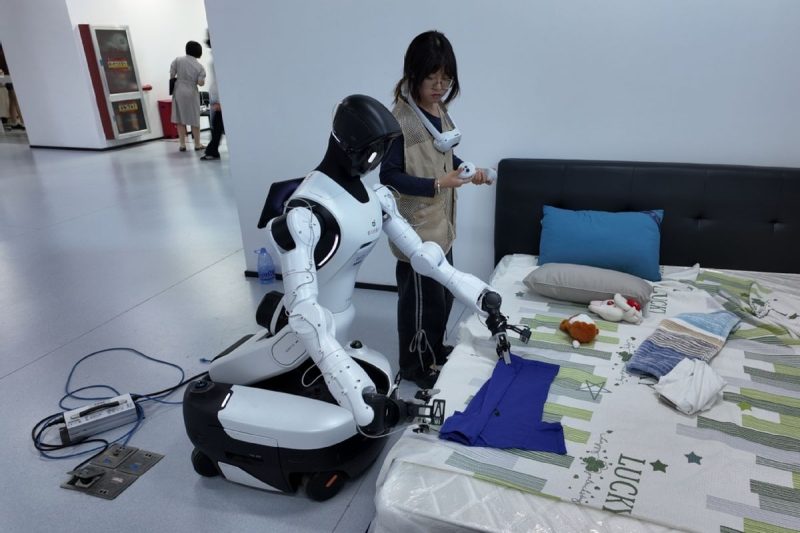 Robot humanoid asal China terus mendekati kemampuan manusia. Setelah mahir berjalan, berbicara, dan mengenali objek lewat kamera,