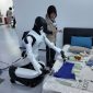 Robot humanoid asal China terus mendekati kemampuan manusia. Setelah mahir berjalan, berbicara, dan mengenali objek lewat kamera,
