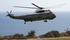 Helikopter kepresidenan Amerika Serikat Marine One yang membawa Presiden Donald Trump sempat berada terlalu dekat dengan sebuah pesawat penumpang yang baru lepas landas dari Bandara Nasional Ronald Reagan,