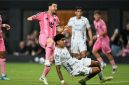 Lionel Messi kembali menunjukkan kelas dunianya. Bintang Argentina itu mencetak dua gol dalam debutnya sebagai starter sejak kembali dari Piala Dunia,