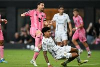 Lionel Messi kembali menunjukkan kelas dunianya. Bintang Argentina itu mencetak dua gol dalam debutnya sebagai starter sejak kembali dari Piala Dunia,