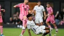Lionel Messi kembali menunjukkan kelas dunianya. Bintang Argentina itu mencetak dua gol dalam debutnya sebagai starter sejak kembali dari Piala Dunia,
