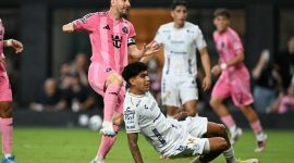 Lionel Messi kembali menunjukkan kelas dunianya. Bintang Argentina itu mencetak dua gol dalam debutnya sebagai starter sejak kembali dari Piala Dunia,