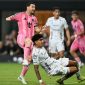Lionel Messi kembali menunjukkan kelas dunianya. Bintang Argentina itu mencetak dua gol dalam debutnya sebagai starter sejak kembali dari Piala Dunia,