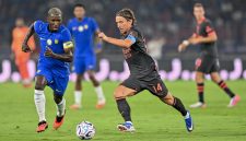 Kekalahan telak 0-3 AC Milan dari Chelsea di Stadion Gelora Bung Karno, Jakarta, pada Sabtu (8/8/2026), menjadi sorotan media Italia.