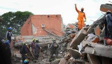 Badan Nasional Penanggulangan Bencana (BNPB) memastikan satu orang meninggal dunia akibat gempa magnitudo 7,7 yang mengguncang wilayah Flores,