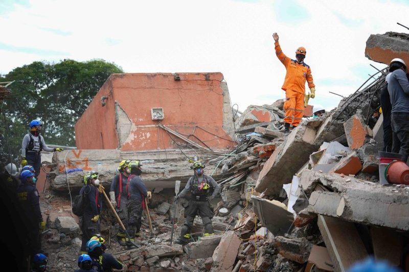 Badan Nasional Penanggulangan Bencana (BNPB) memastikan satu orang meninggal dunia akibat gempa magnitudo 7,7 yang mengguncang wilayah Flores,