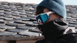 Banyak pendaki masih menganggap kacamata sekadar pelengkap penampilan. Padahal, di jalur pendakian,