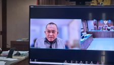 Mantan Wakil Kepala Badan Gizi Nasional (BGN) Lodewyk Pusung mengungkap rangkaian peristiwa yang dialaminya menjelang pencopotan jabatan dan penangkapan oleh Kejaksaan Agung (Kejagung).