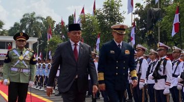 Menteri Pertahanan RI Sjafrie Sjamsoeddin menerima kunjungan kehormatan Menteri Pertahanan China Laksamana Dong Jun di Kantor Kementerian Pertahanan (Kemhan),
