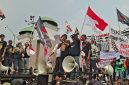 Sekelompok warga dari Kabupaten Pati datang ke kompleks parlemen di Senayan, Jakarta, pada 27 Agustus 2026.
