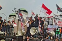 Sekelompok warga dari Kabupaten Pati datang ke kompleks parlemen di Senayan, Jakarta, pada 27 Agustus 2026.