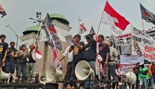 Sekelompok warga dari Kabupaten Pati datang ke kompleks parlemen di Senayan, Jakarta, pada 27 Agustus 2026.