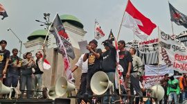Sekelompok warga dari Kabupaten Pati datang ke kompleks parlemen di Senayan, Jakarta, pada 27 Agustus 2026.